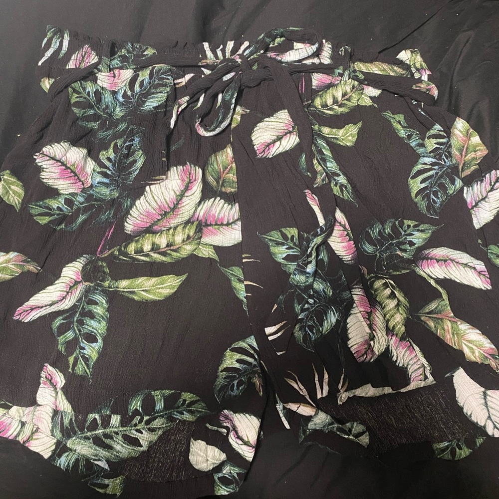 Linen floral shorts with waist tie